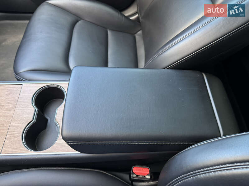 Седан Tesla Model 3 2019 в Чернигове