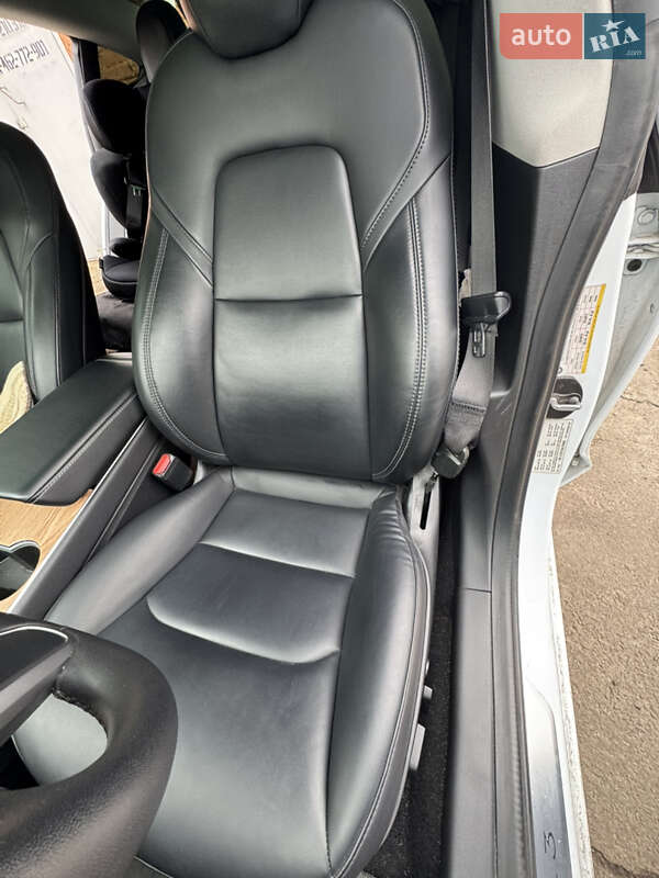 Седан Tesla Model 3 2019 в Чернигове