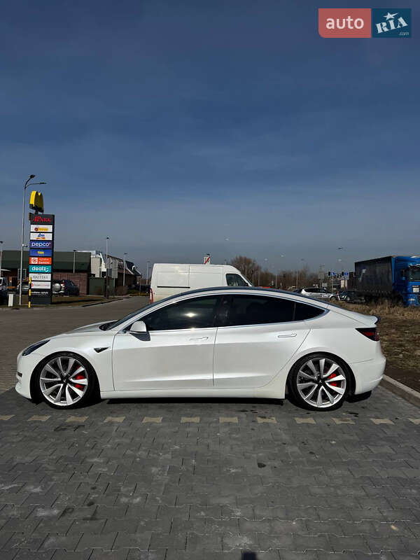Седан Tesla Model 3 2019 в Львове