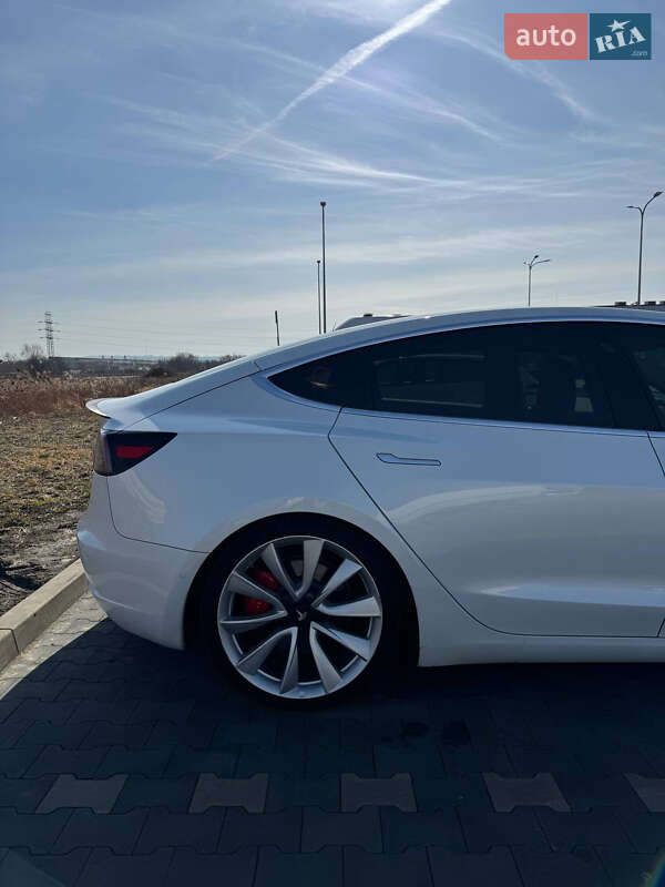 Седан Tesla Model 3 2019 в Львове