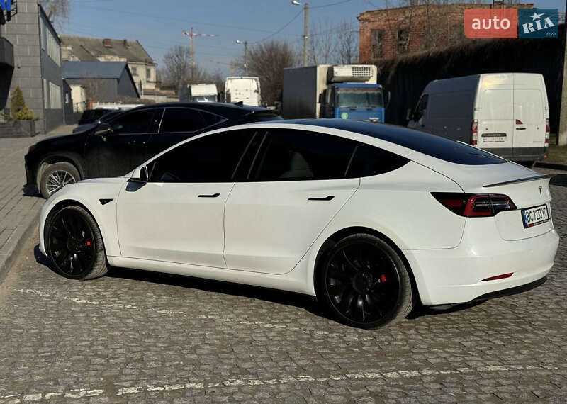 Седан Tesla Model 3 2021 в Львові