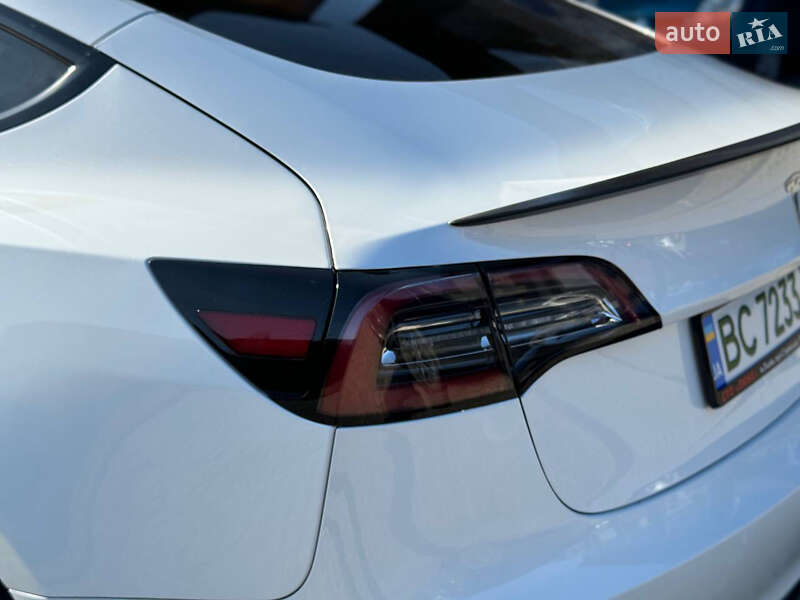 Седан Tesla Model 3 2021 в Львові
