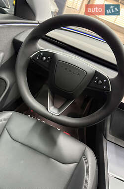 Седан Tesla Model 3 2024 в 