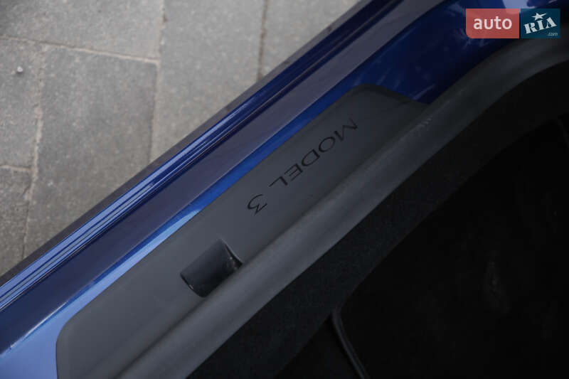 Седан Tesla Model 3 2024 в Луцке
