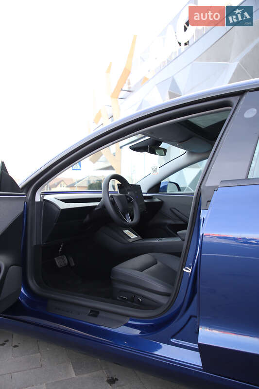 Седан Tesla Model 3 2024 в Луцке