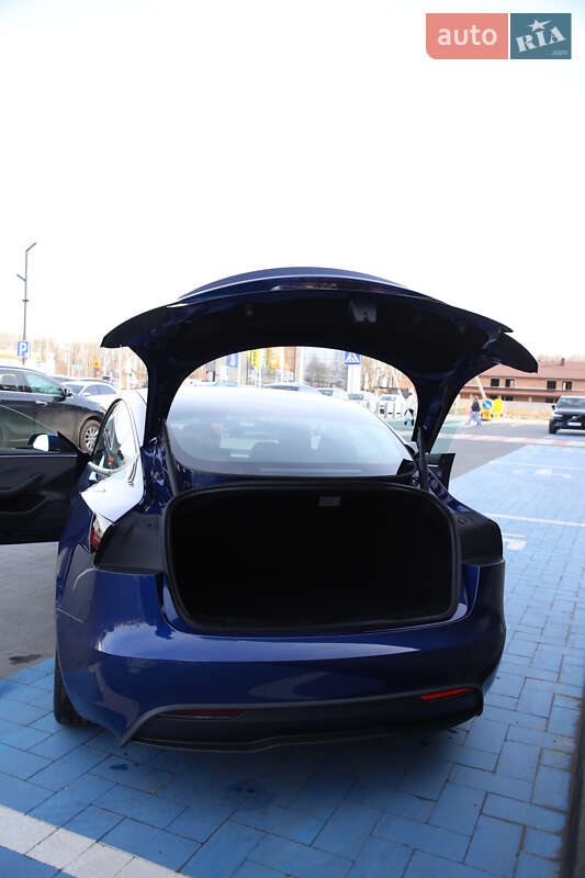 Седан Tesla Model 3 2024 в Луцке