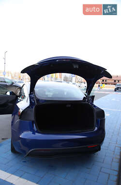 Седан Tesla Model 3 2024 в 