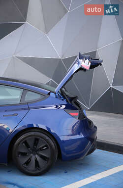 Седан Tesla Model 3 2024 в 