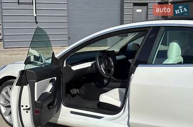 Седан Tesla Model 3 2020 в 