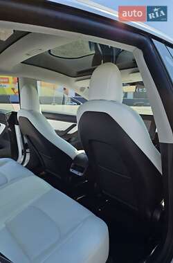 Седан Tesla Model 3 2020 в 
