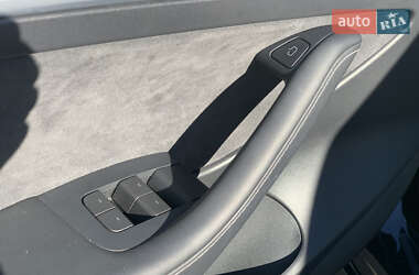 Седан Tesla Model 3 2023 в 