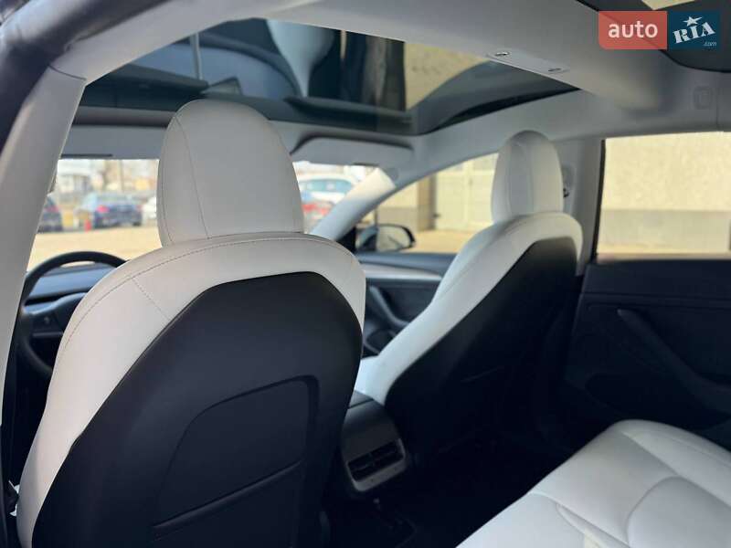 Седан Tesla Model 3 2022 в Луцке