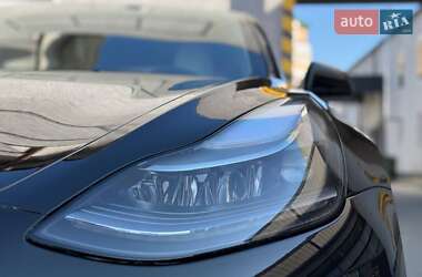 Седан Tesla Model 3 2022 в 
