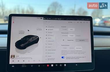 Седан Tesla Model 3 2022 в 