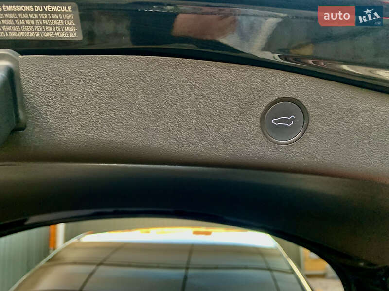 Седан Tesla Model 3 2021 в Киеве