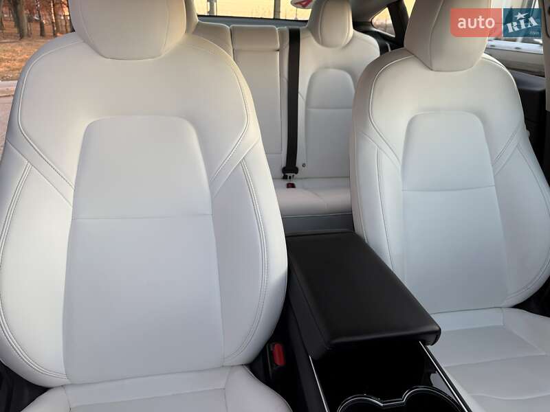 Седан Tesla Model 3 2018 в Черновцах