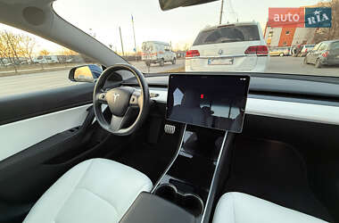 Седан Tesla Model 3 2018 в Чернівцях