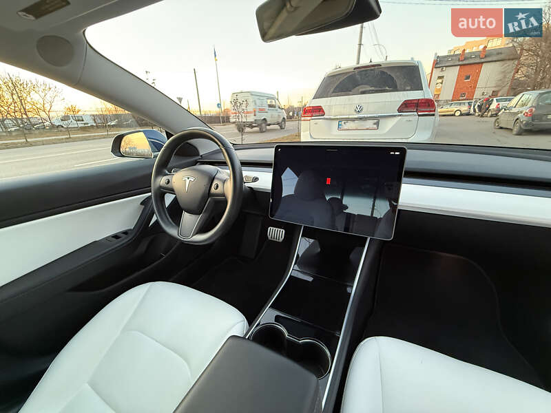 Седан Tesla Model 3 2018 в Черновцах