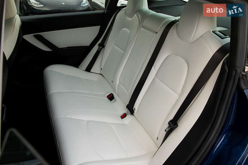 Седан Tesla Model 3 2018 в Черновцах