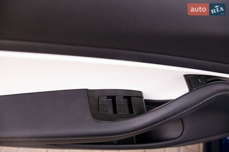Седан Tesla Model 3 2018 в Чернівцях