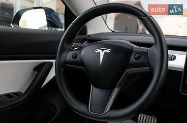 Седан Tesla Model 3 2018 в Чернівцях