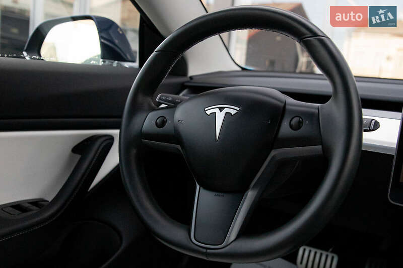 Седан Tesla Model 3 2018 в Черновцах