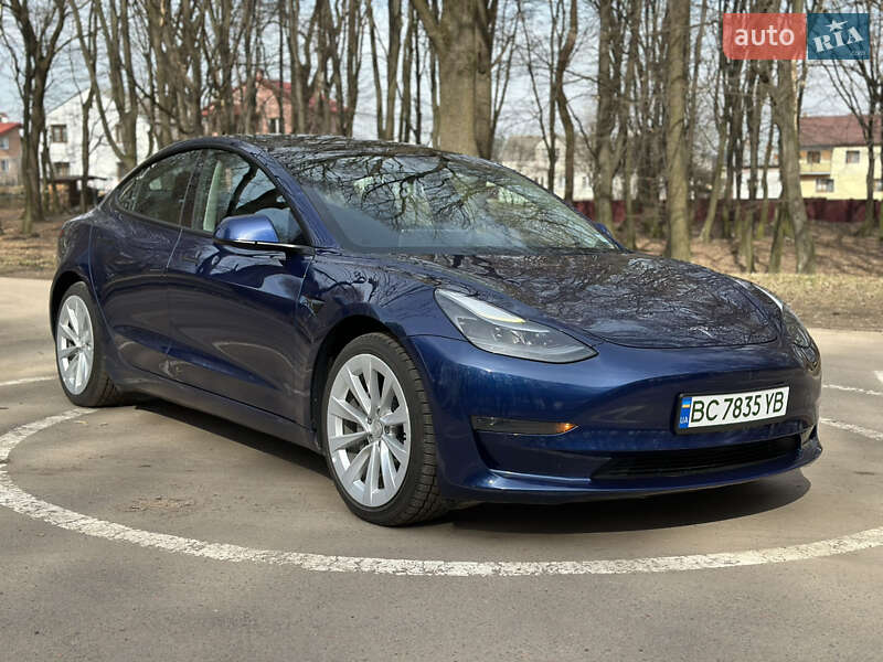 Седан Tesla Model 3 2022 в 
