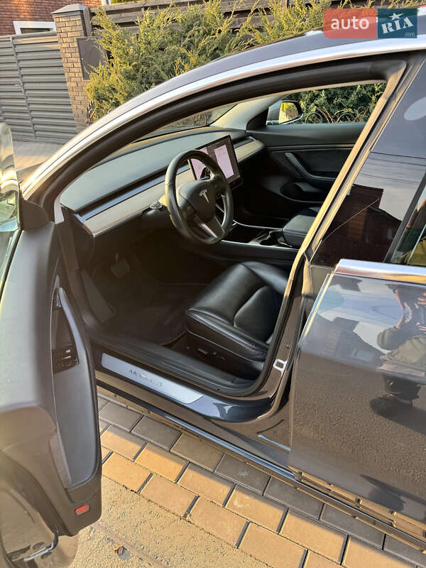 Седан Tesla Model 3 2018 в Петропавлівській Борщагівці
