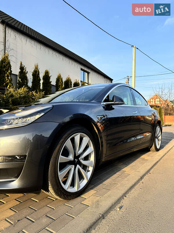 Седан Tesla Model 3 2018 в Петропавлівській Борщагівці