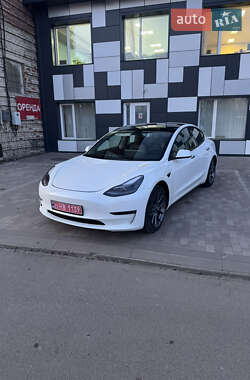 Седан Tesla Model 3 2022 в 