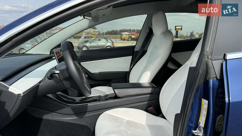 Седан Tesla Model 3 2019 в Черновцах