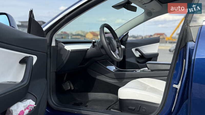 Седан Tesla Model 3 2019 в Черновцах