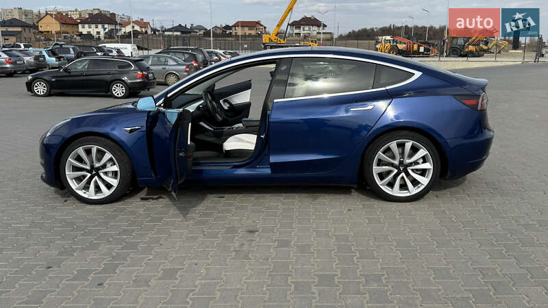 Седан Tesla Model 3 2019 в Черновцах