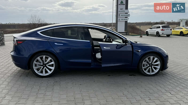 Седан Tesla Model 3 2019 в Черновцах