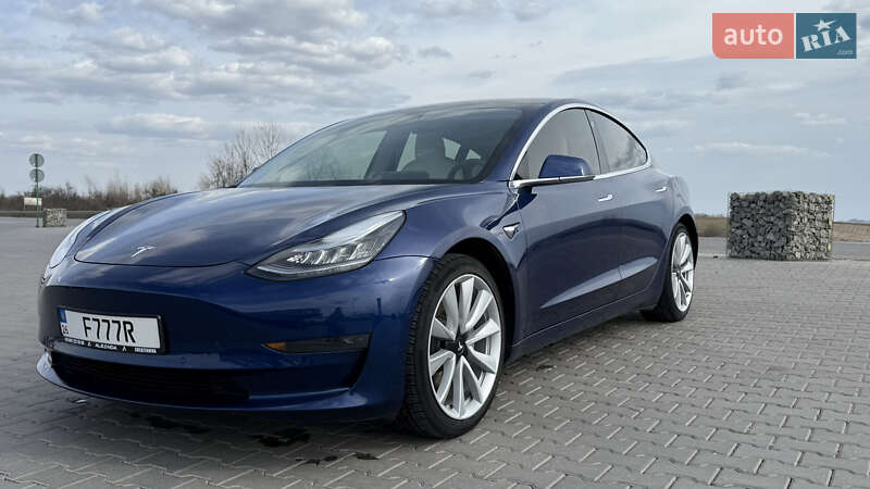 Седан Tesla Model 3 2019 в Черновцах