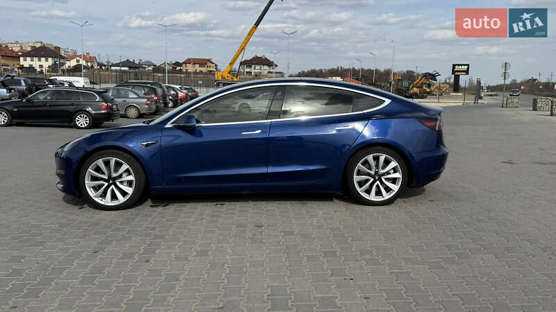 Седан Tesla Model 3 2019 в Черновцах