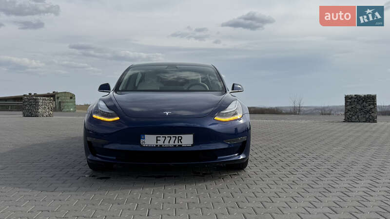 Седан Tesla Model 3 2019 в Черновцах