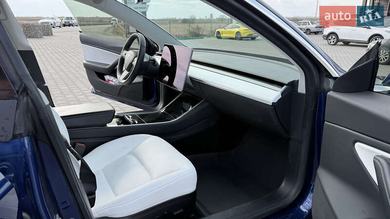 Седан Tesla Model 3 2019 в Черновцах