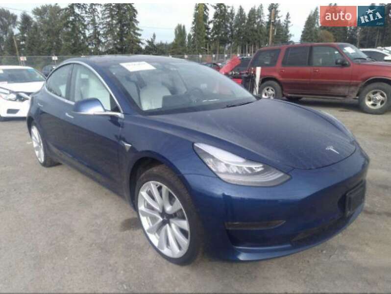 Седан Tesla Model 3 2019 в Черновцах