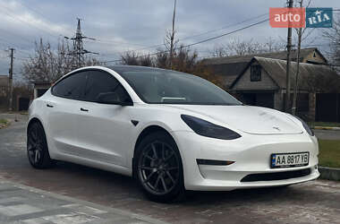 Седан Tesla Model 3 2022 в 