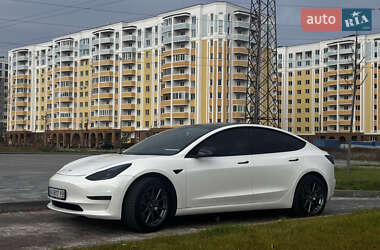 Седан Tesla Model 3 2022 в 