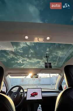 Седан Tesla Model 3 2022 в 