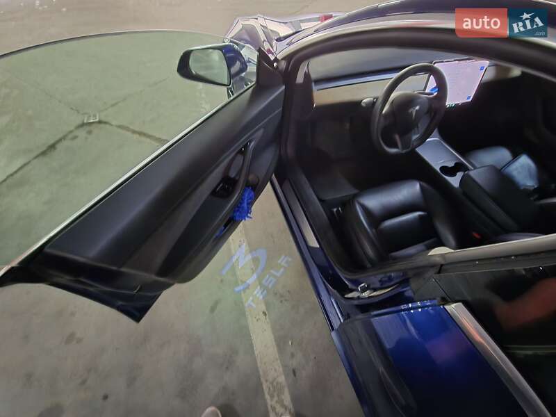 Седан Tesla Model 3 2020 в Львове