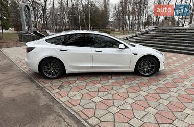 Седан Tesla Model 3 2021 в 