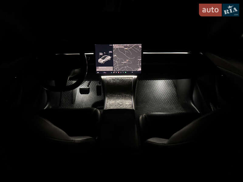 Седан Tesla Model 3 2018 в Чернівцях