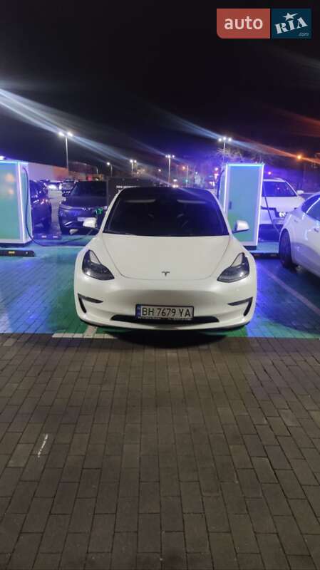 Седан Tesla Model 3 2022 в 
