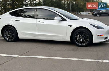 Седан Tesla Model 3 2021 в 
