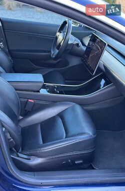 Седан Tesla Model 3 2019 в 