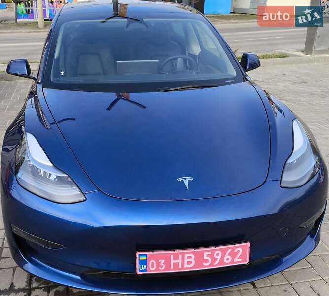 Седан Tesla Model 3 2023 в 