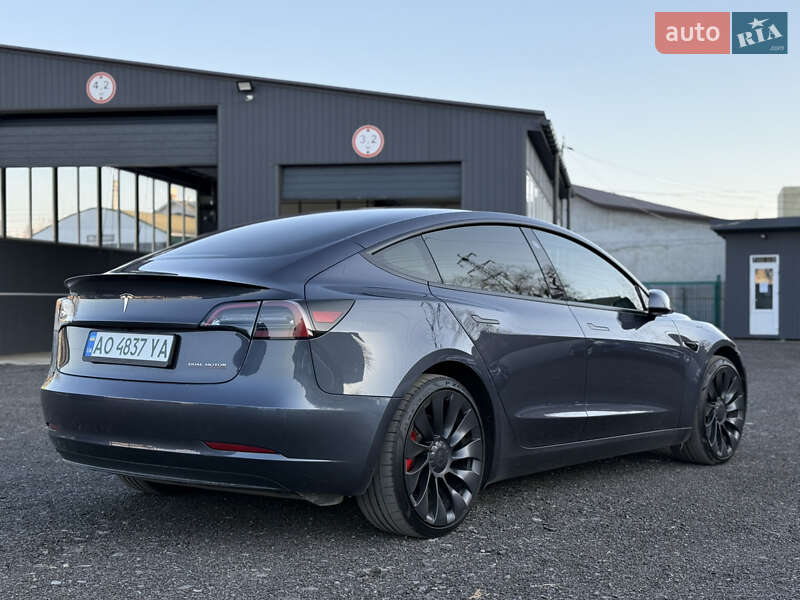 Седан Tesla Model 3 2023 в Ужгороде